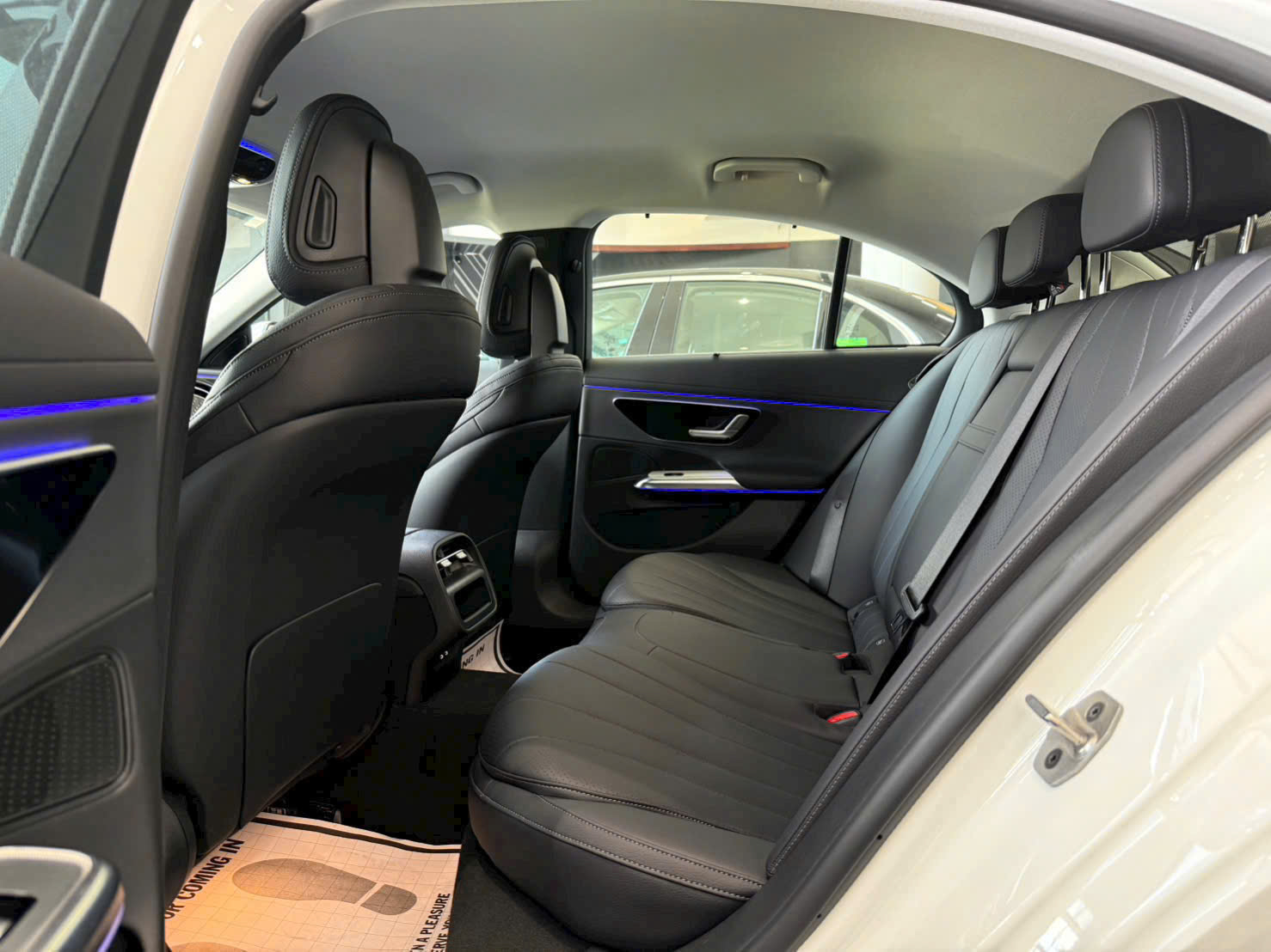 E200 Avantgarde: Chiếc E-Class All-New dễ tiếp cận nhất