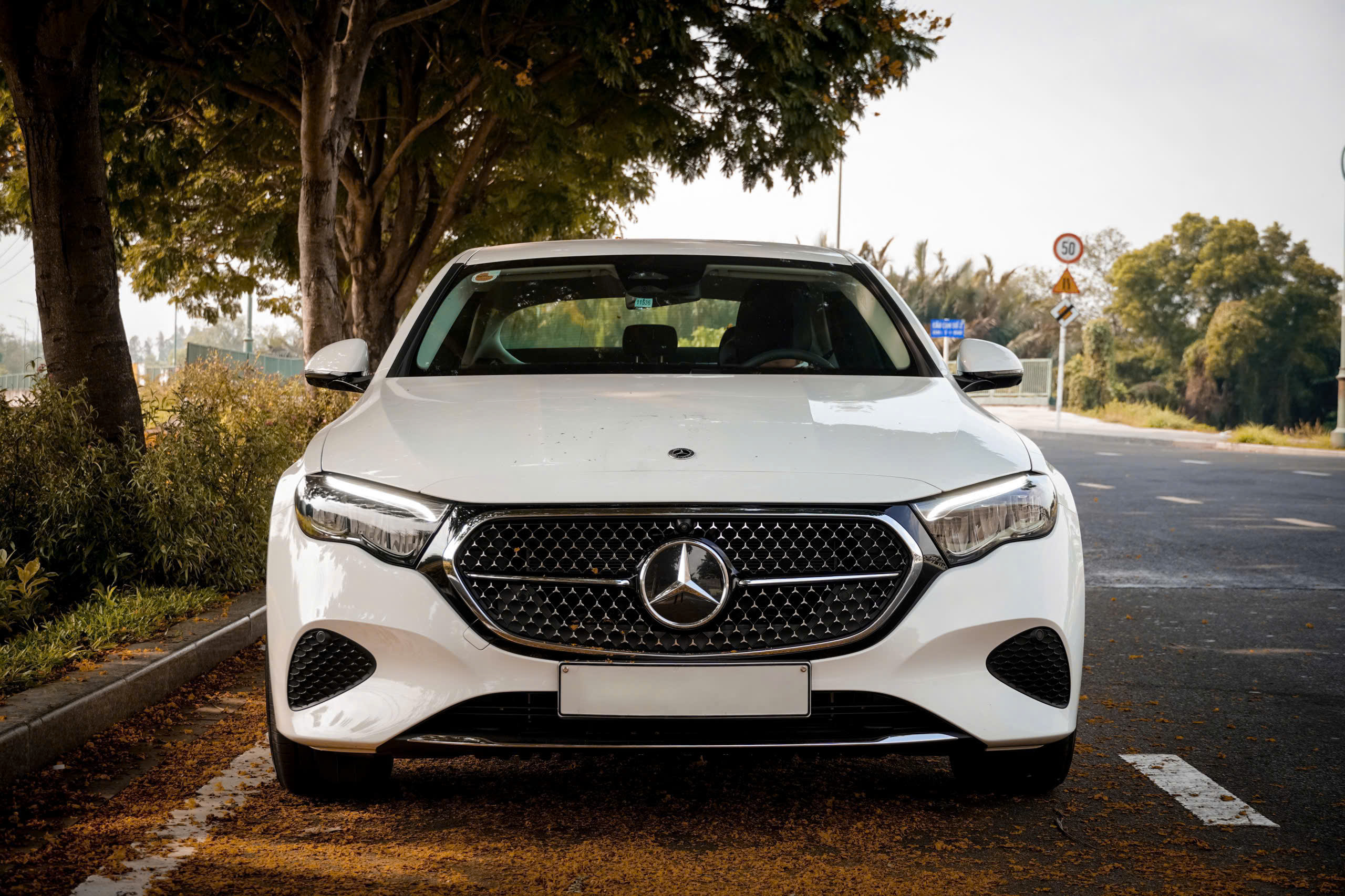 E200 Avantgarde: Chiếc E-Class All-New dễ tiếp cận nhất