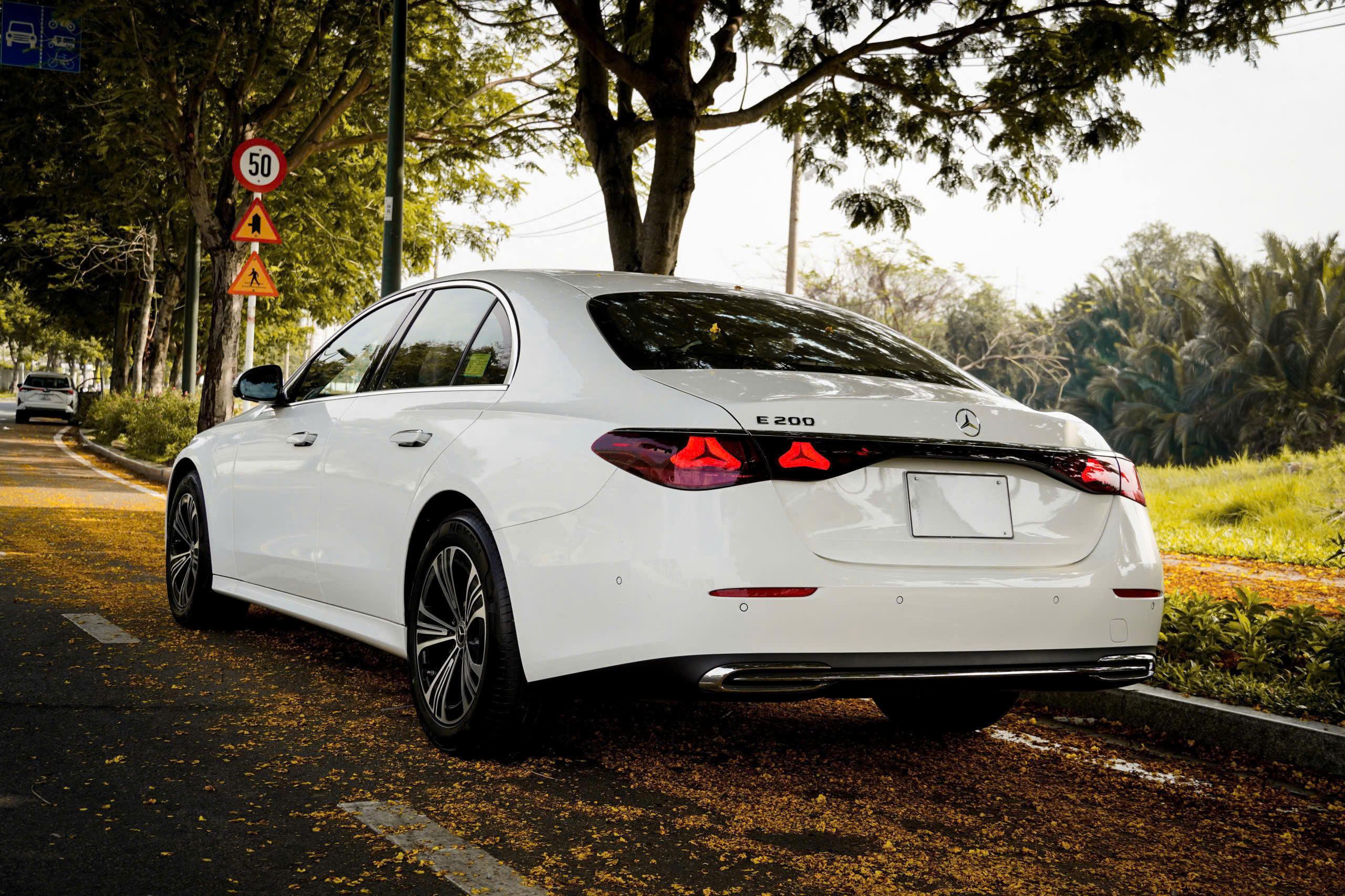 E200 Avantgarde: Chiếc E-Class All-New dễ tiếp cận nhất