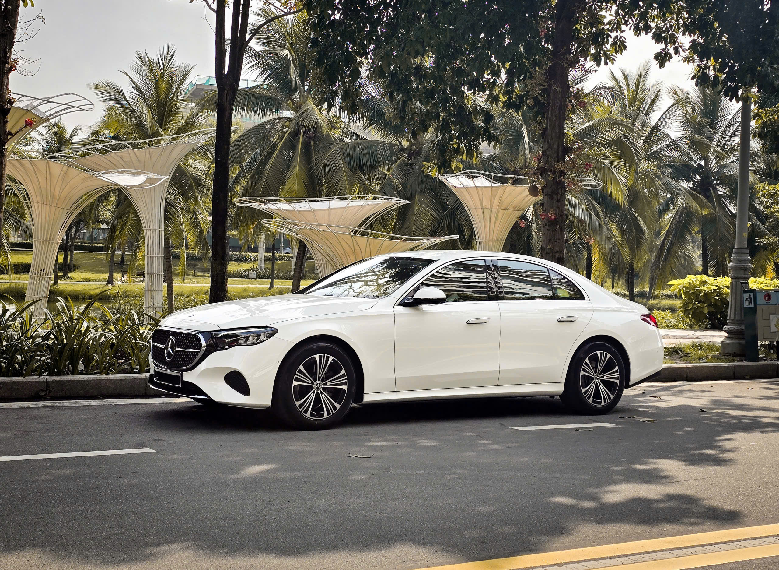 E200 Avantgarde: Chiếc E-Class All-New dễ tiếp cận nhất