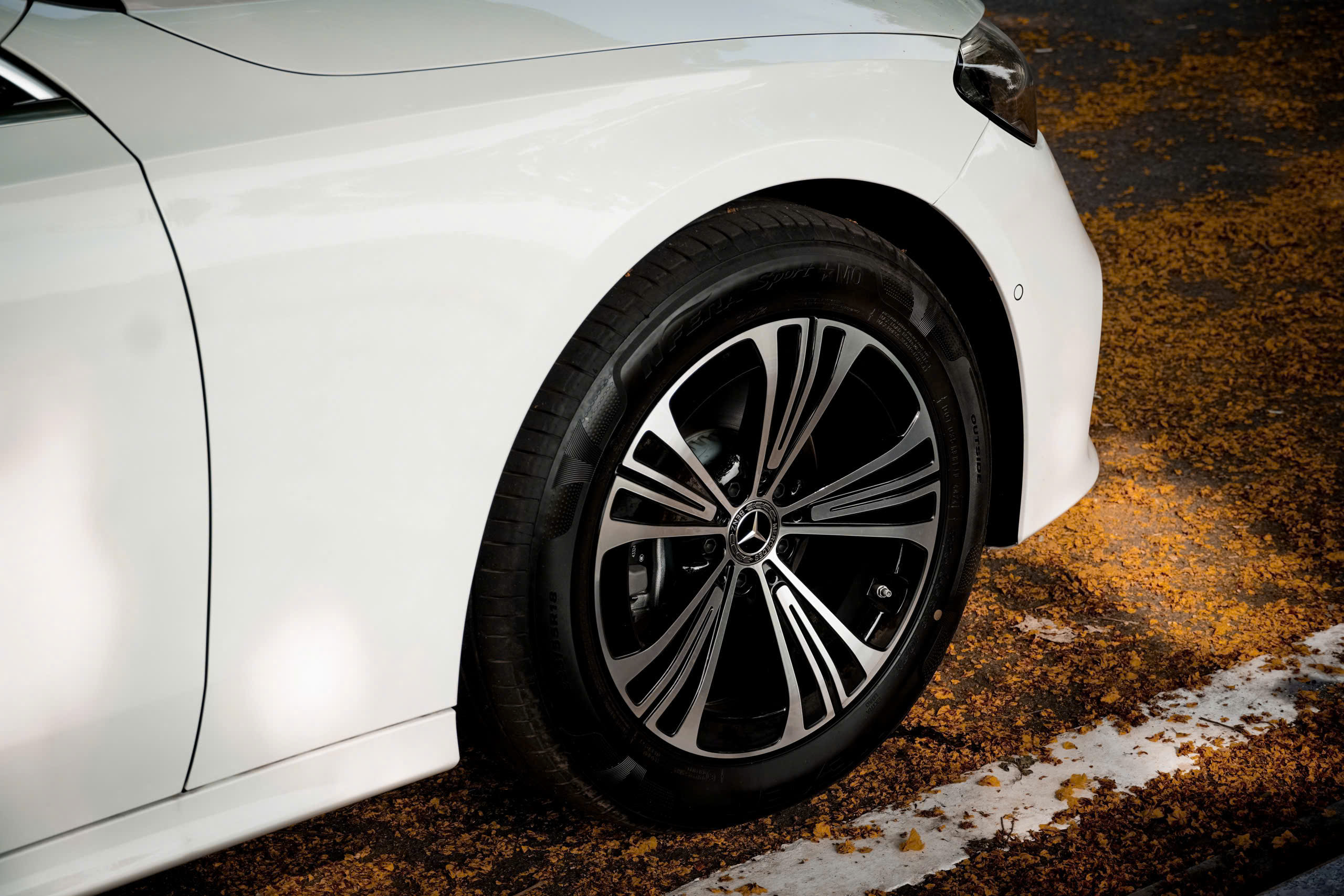 E200 Avantgarde: Chiếc E-Class All-New dễ tiếp cận nhất