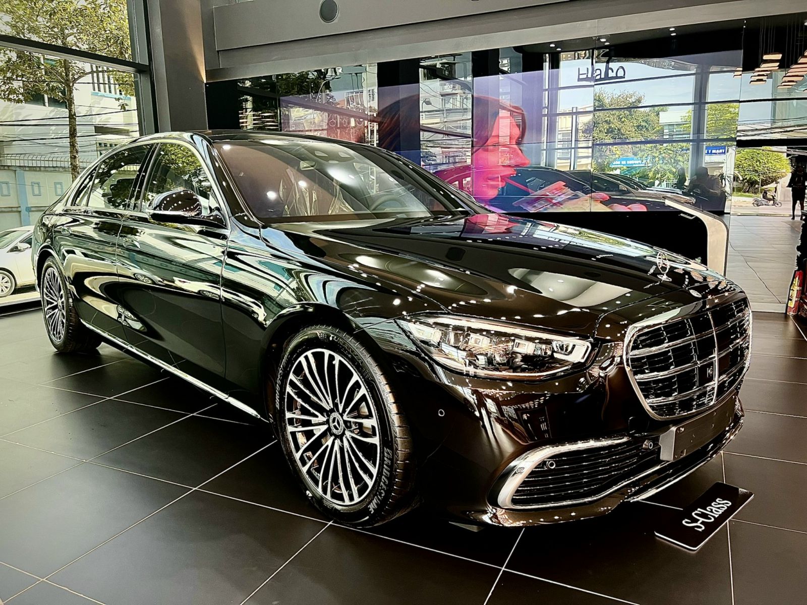 Điều Gì Tạo Nên Đẳng Cấp Của Mercedes S-Class?