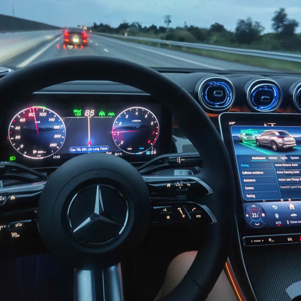 Công Nghệ Hỗ Trợ Người Lái Trên Mercedes GLC