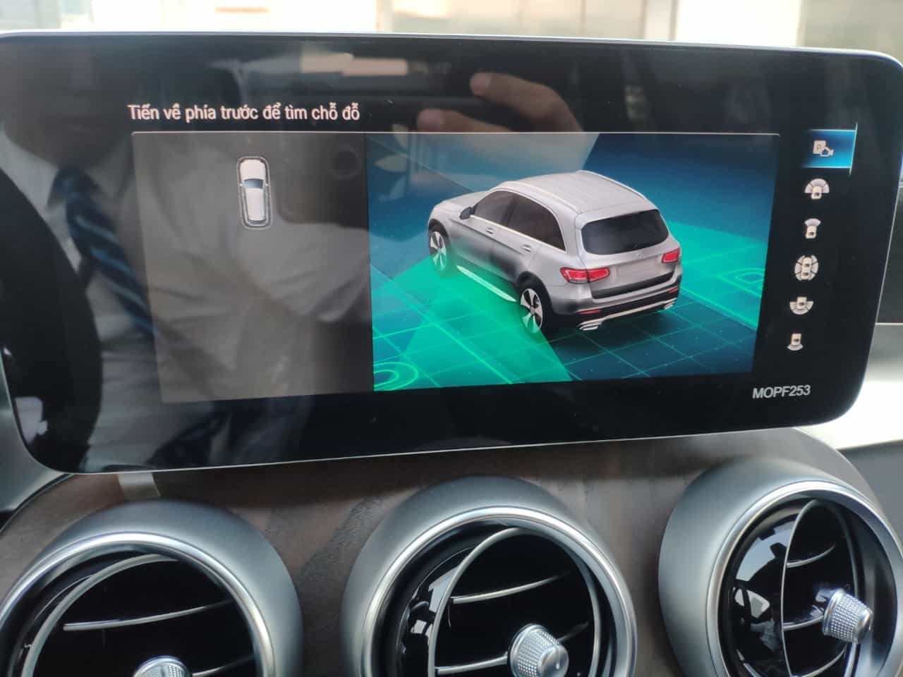 Hệ thống hỗ trợ đỗ xe thông minh trên Mercedes GLC