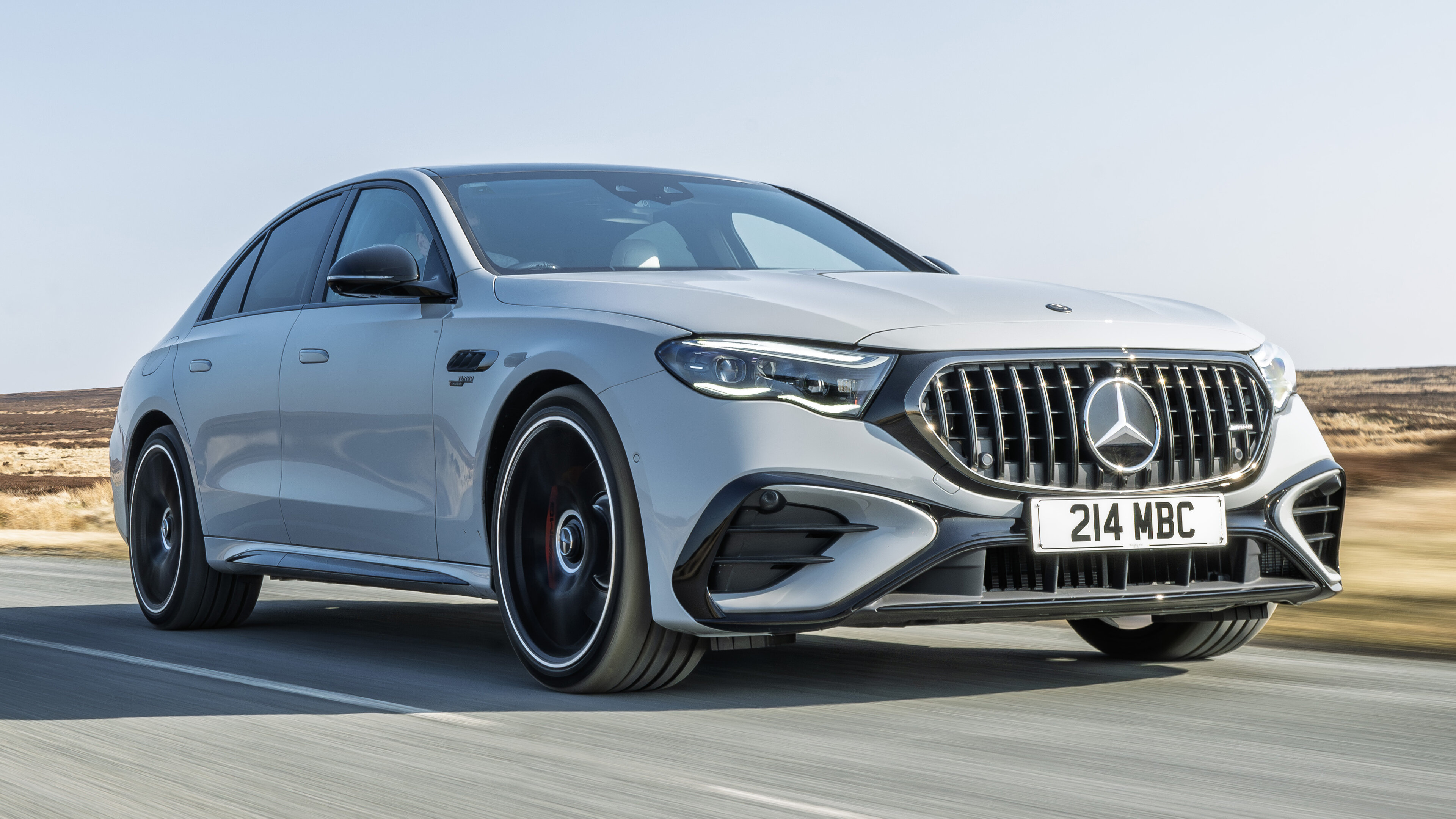 Mercedes-Benz E-Class – Không Gian Tiện Nghi Và Đẳng Cấp
