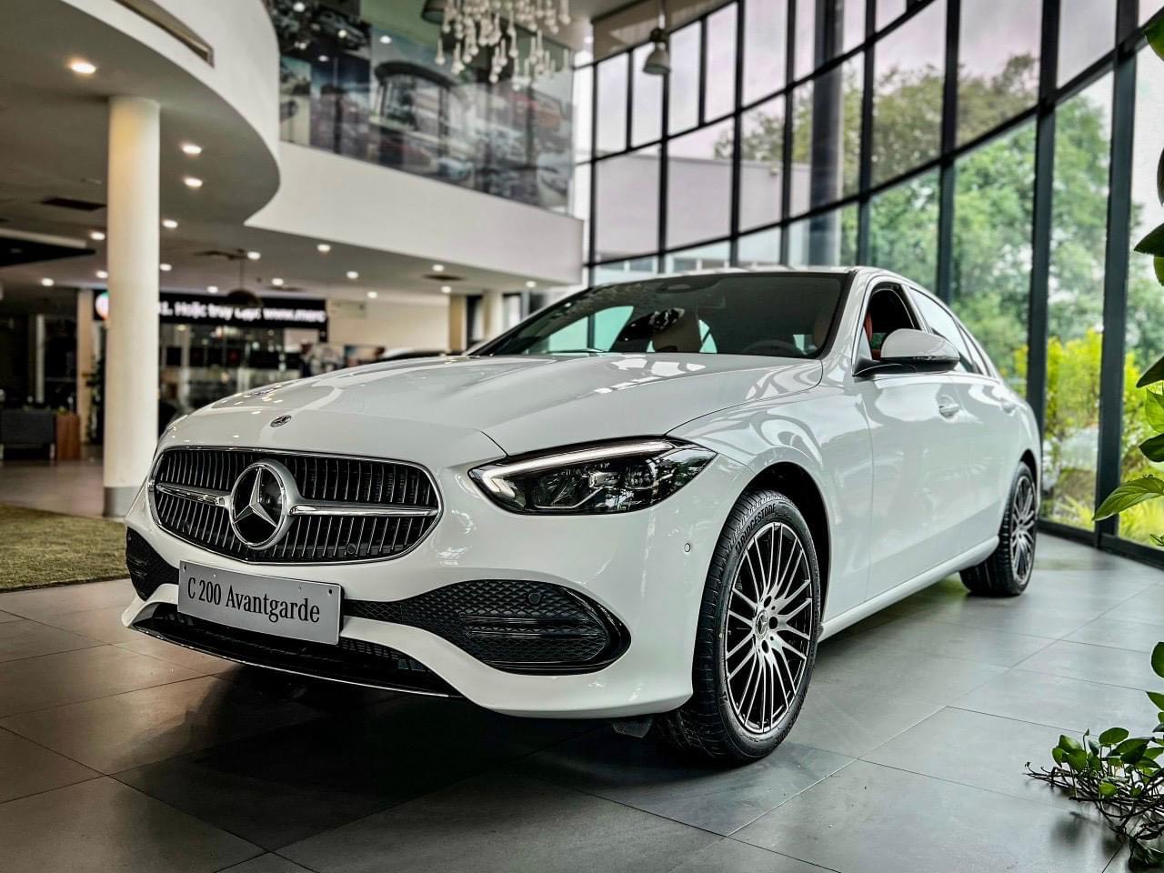 Lựa Chọn Mercedes C-Class: Mua Mới Hay Mua Cũ?
