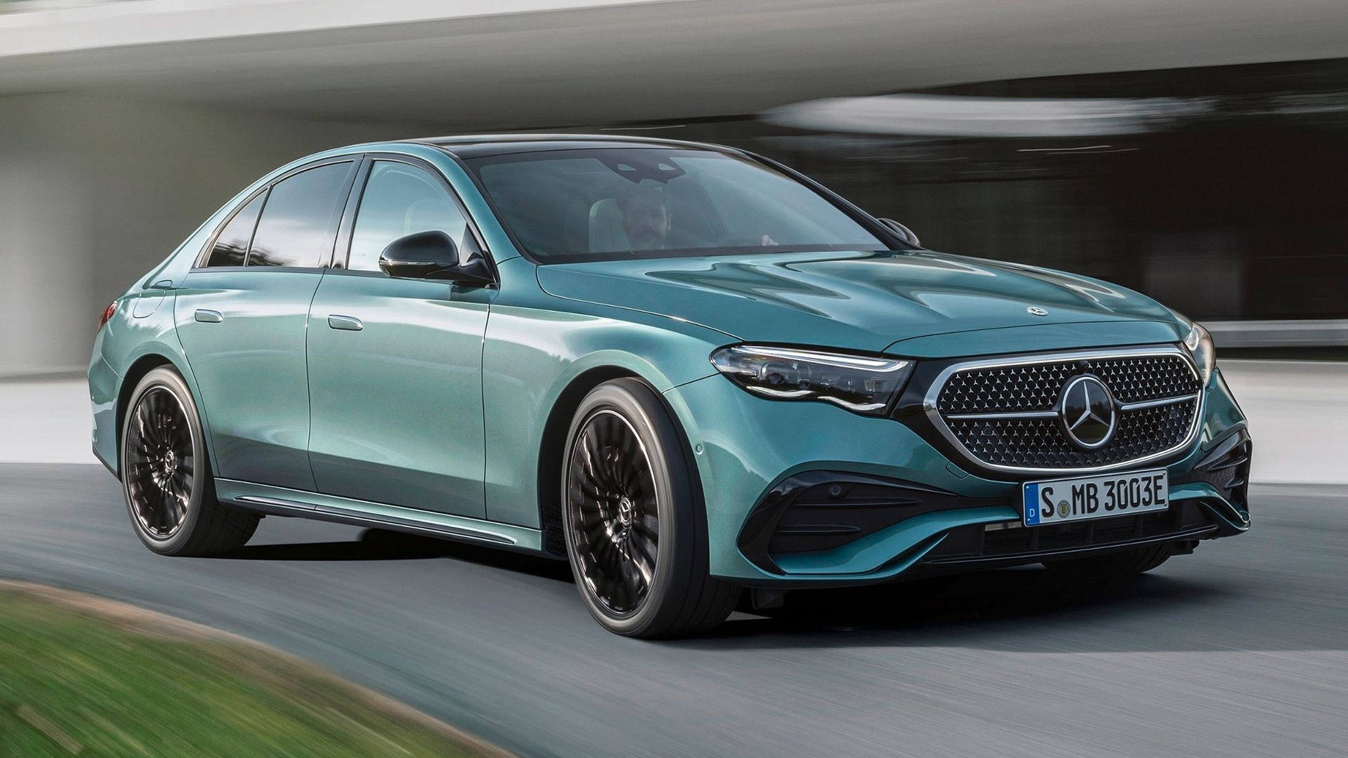 Mercedes Sedan Trong Phong Cách Sống Hiện Đại